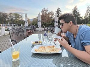 Hobi Makan, Iko Uwais Penggemar Ikan Woku hingga Tomahawk Steak