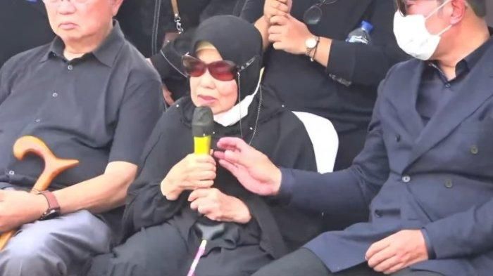 Tjutju Sukaesih dan Ridwan Kamil