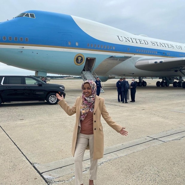 Ilham Omar menjadi satu dari dua muslim pertama yang menjadi anggota kongres AS