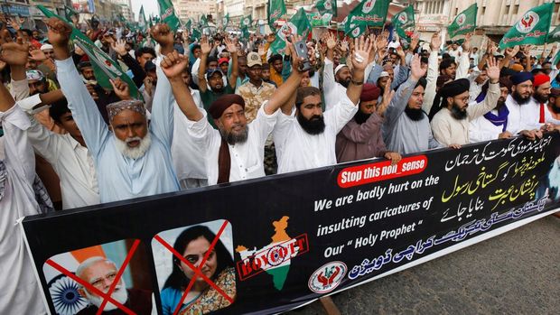 Supporters of religious group Sunni Tehreek chant slogans as they march to condemn the comments on Prophet Mohammed by the suspended Indian Bharatiya Janata Party (BJP) spokeswoman Nupur Sharma, during a protest in Karachi, Pakistan June 12, 2022. REUTERS/Akhtar Soomro