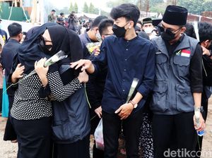Isak Tangis Warga di Makam Eril