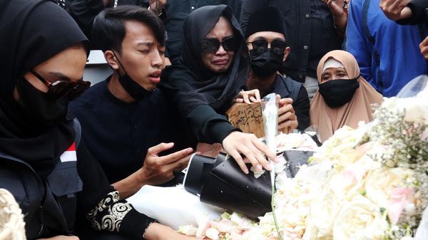 Doa dan Air Mata Tumpah di Makam Eril
