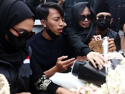 Doa dan Air Mata Tumpah di Makam Eril