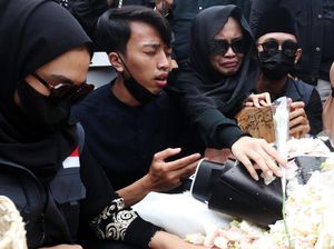 Doa dan Air Mata Tumpah di Makam Eril Doa dan Air Mata Tumpah di Makam Eril