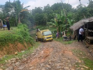 Akses Menuju Baduy Dalam Rusak di Bojongmanik, Warga Minta Perbaikan