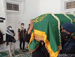 Momen Jenazah Eril Diberangkatkan Menuju Pemakaman Keluarga