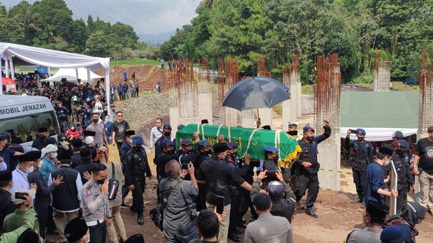 Jenazah Eril tiba di pemakaman.