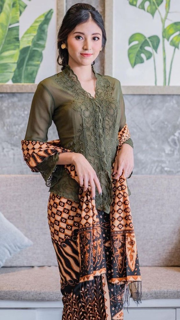 Pakaian Adat Modern Nggak Disangka, 6 Pakaian Adat dari Indonesia Ini Ternyata Telah Mendunia Lho!