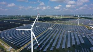 Keren, Hamparan Panel Surya dan Ladang Angin Ini Ada di China