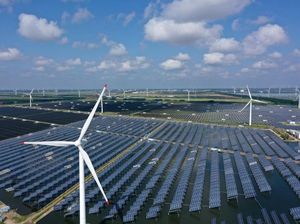 Keren, Hamparan Panel Surya dan Ladang Angin Ini Ada di China