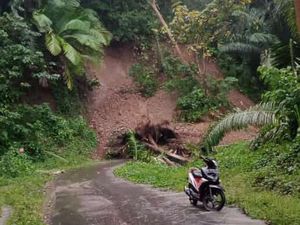 Satu Desa di Sinjai Terisolir Akibat Akses Diterjang Longsor Satu Desa di Sinjai Terisolir Akibat Akses Diterjang Longsor