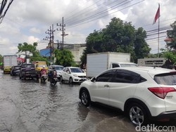 Banjir di Wadungasri Waru-TL Raya Juanda Sebabkan Macet Parah