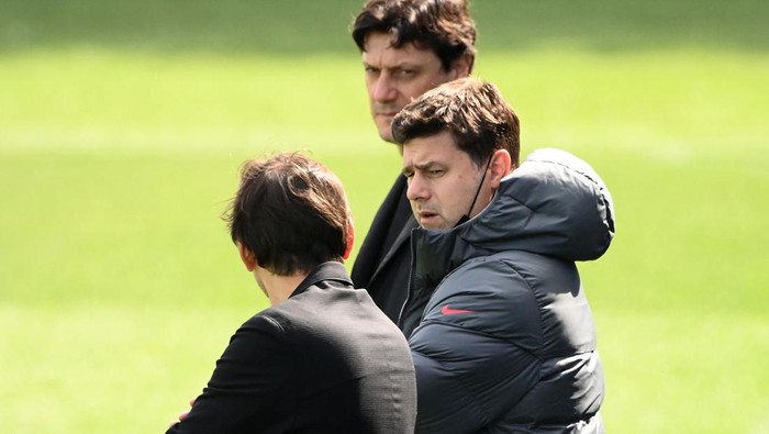 Paris Saint-Germains Argentinian head coach  Mauricio Pochettino (C) speaks with Paris Saint-Germains Brazilian sporting director Leonardo (L) during a training session at the Camp des Loges Paris Saint-Germain football clubs training ground in Saint-Germain-en-Laye on May 7, 2022. (Photo by FRANCK FIFE / AFP) (Photo by FRANCK FIFE/AFP via Getty Images)