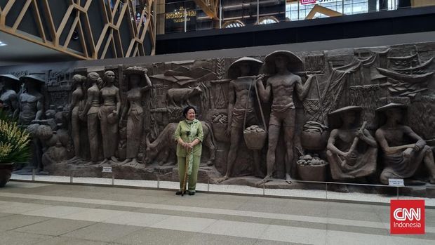 Ketua Umum PDIP Megawati Soekarnoputri di depan relif yang terletak di Pusat Perbelanjaan Sarinah, Jakarta Pusat, Senin (13/6).