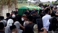 Momen Jenazah Eril Disambut Lantunan Salawat Nabi di Lokasi Pemakaman