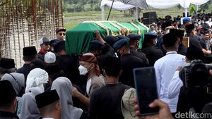 Momen Jenazah Eril Disambut Lantunan Salawat Nabi di Lokasi Pemakaman