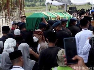 Momen Jenazah Eril Disambut Lantunan Salawat Nabi di Lokasi Pemakaman