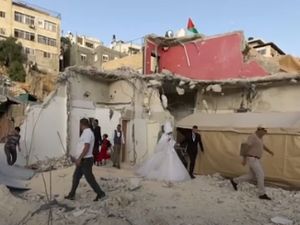 Momen Warga Palestina Menikah di Rumah yang Dihancurkan Israel