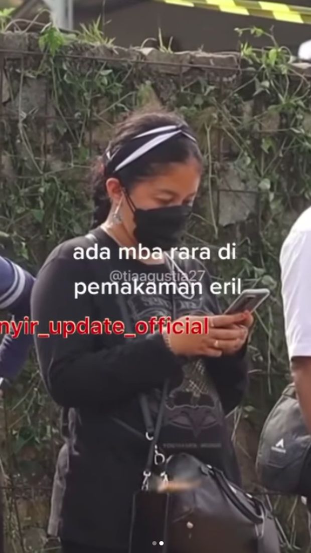 Muncul di Pemakaman Eril, Kehadiran Rara Pawang Hujan Bikin Heboh