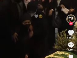 Tangis Haru Nabila Ishma Bersimpuh Tegar di Dekat Peti Jenazah Eril