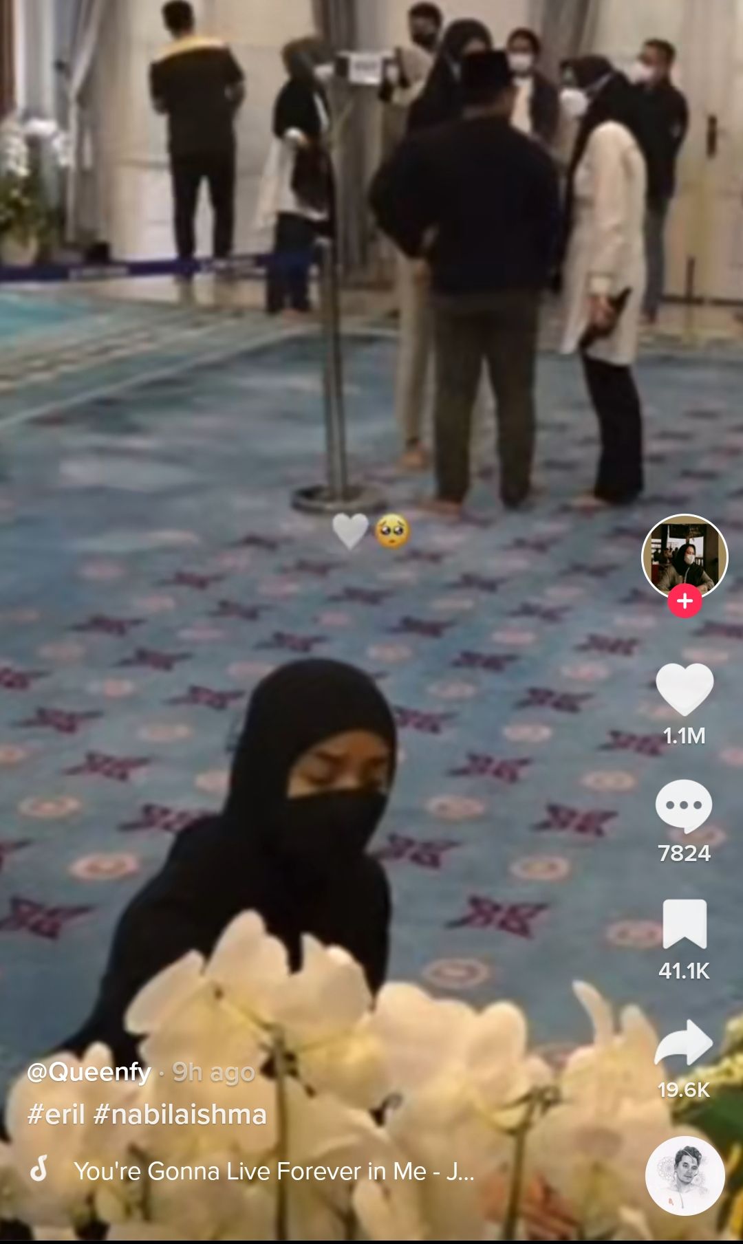 Nabila Ishma di depan peti jenazah Eril.