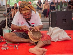 Seniman Adu Kemampuan dalam Lomba Kerajinan Beruk di PKB 2022