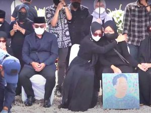 Lukisan di Pemakaman Eril Ternyata Hasil Karya Zara Lukisan di Pemakaman Eril Ternyata Hasil Karya Zara