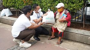 Pembagian Sembako untuk Warga Kurang Mampu