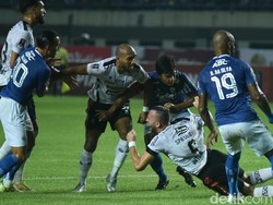 12 Kartu Kuning Warnai Laga Panas Persib vs Bali United