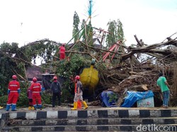 Brak!!! Pohon Tumbang Timpa Wahana Kora-kora di Lapangan Denggung Sleman