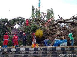 Brak!!! Pohon Tumbang Timpa Wahana Kora-kora di Lapangan Denggung Sleman Brak!!! Pohon Tumbang Timpa Wahana Kora-kora di Lapangan Denggung Sleman