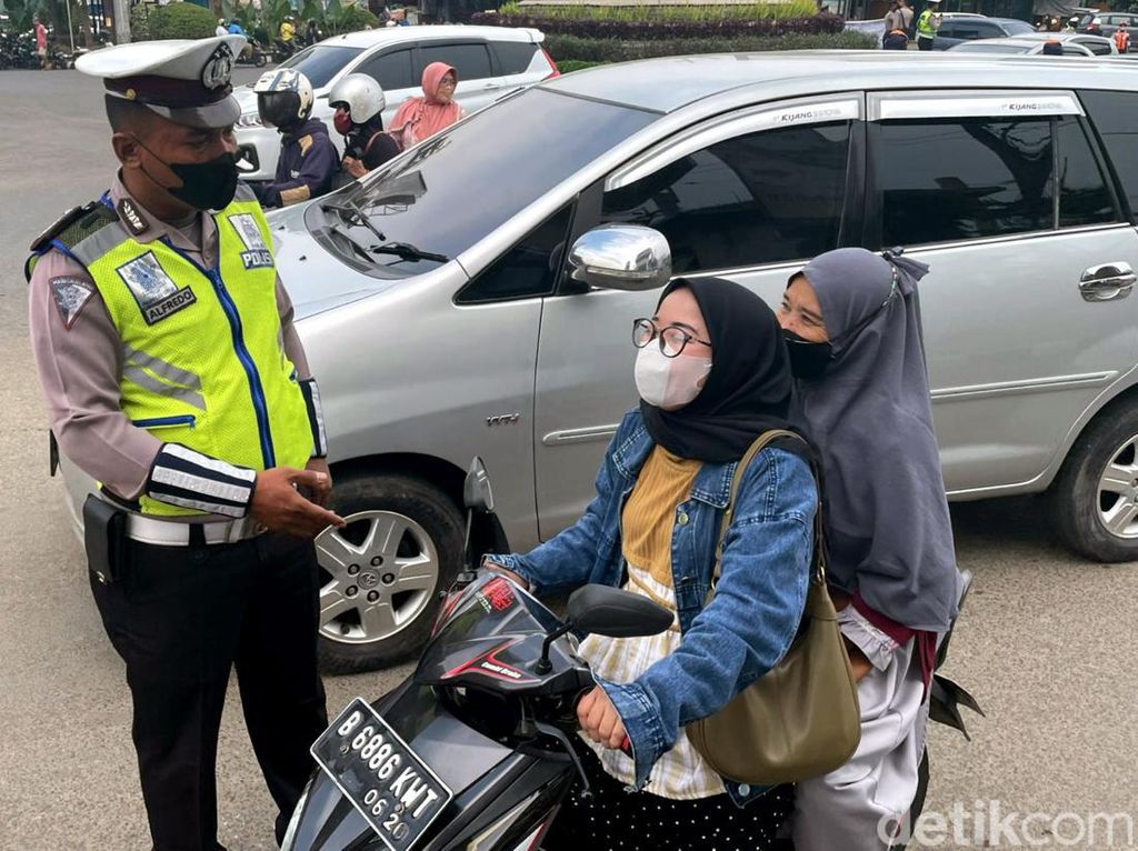 Priiit... Pemotor di Bekasi Kena Tilang Gegara Tak Pakai Helm