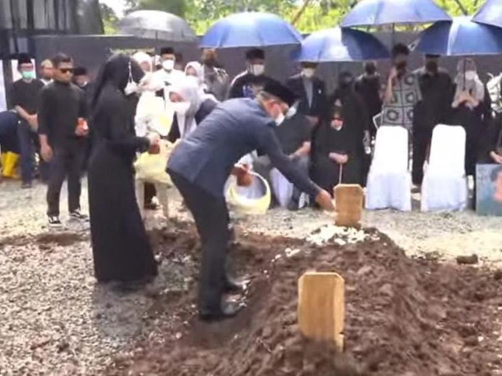 Ridwan Kamil dan Atalia Taburkan Bunga ke Makam Eril