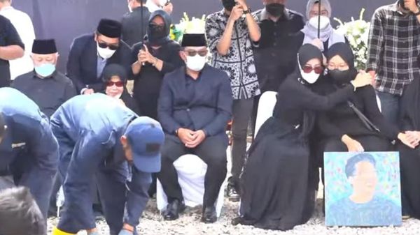 Foto-foto Lukisan Tanda Cinta Zara yang Dibawa ke Pemakaman Eril