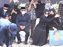 Foto-foto Lukisan Tanda Cinta Zara yang Dibawa ke Pemakaman Eril