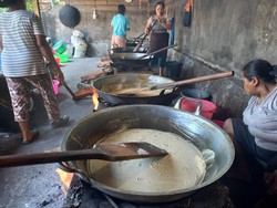 Jaen! Intip Pembuatan Dodol Khas Bali di Desa Penglatan Buleleng