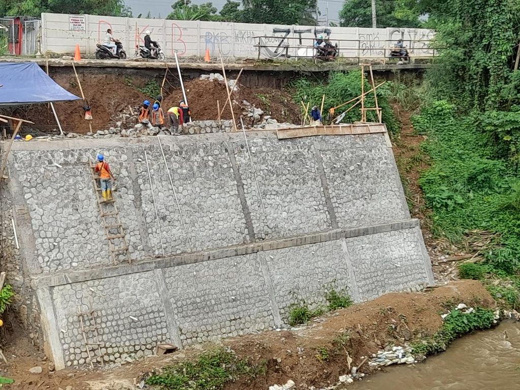Proyek Tembok Antilongsor Cilebut Sudah 80%, Target Selesai Akhir Bulan