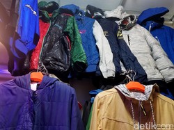 Mengintip Isi Kantong Pebisnis Thrifting di Pasar Senen