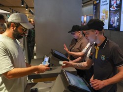 Pria Tinggalkan Gaji Rp 900 Juta untuk Kerja di McD, Ternyata Alasannya..