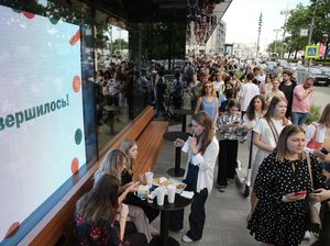 Ramai Banget! Warga Rusia Antusias Cobain Resto Baru Pengganti McD