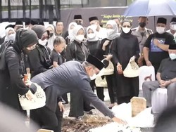 Ridwan Kamil Ucapkan Terima Kasih ke Jokowi-Maruf Usai Pemakaman Eril