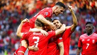 Pemain depan Swiss Haris Seferovic (tengah) merayakan gol bersama rekan satu timnya. Jean-Christophe Bott/Keystone via AP