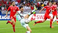 Tim tamu berupaya menyerang demi mencetak gol penyeimbang hingga turun minum, tapi usaha mereka gagal membuahkan hasil. Babak pertama ditutup dengan keunggulan Swiss 1-0. Jean-Christophe Bott/Keystone via AP