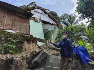 23 Warga Mengungsi Imbas Tanah Bergerak di Lebak Banten 23 Warga Mengungsi Imbas Tanah Bergerak di Lebak Banten