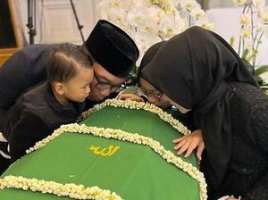 Ciuman Terakhir Ridwan Kamil Sekeluarga ke Peti Jenazah Eril