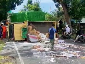 Pecah Ban, Truk Bermuatan Bahan Bangunan Terguling di Jembrana