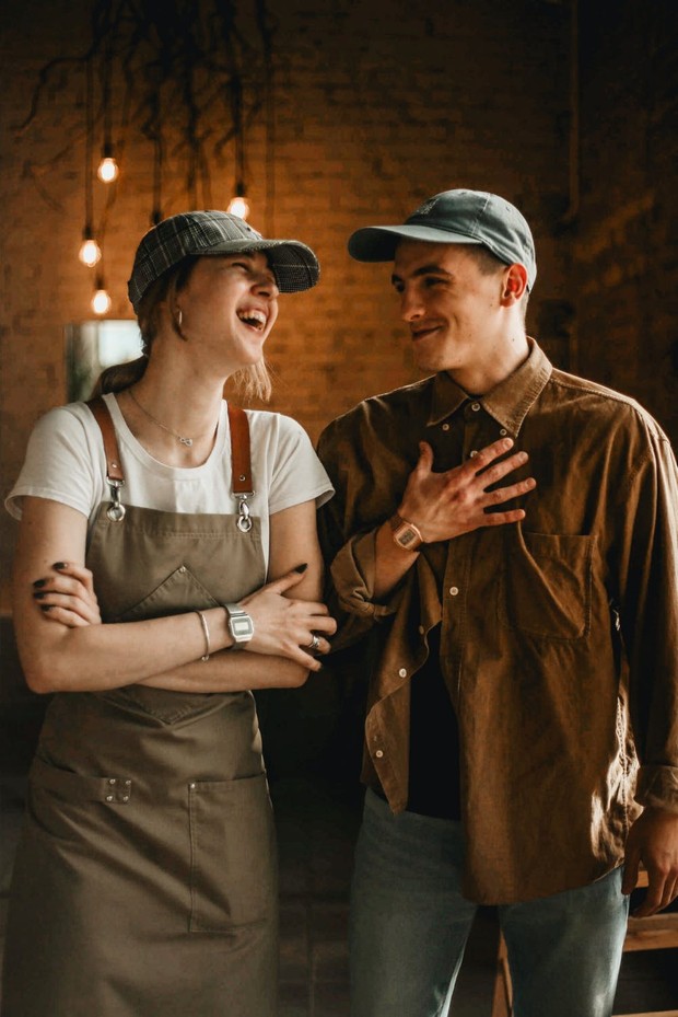 Sering Membuatmu Tertawa/ Foto: pexels.com/Elizabeth Zernetska Orang yang mengagumimu juga akan sering membuatmu tertawa.