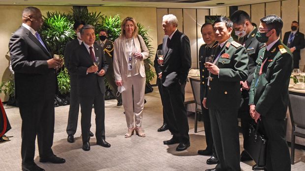 China's Defence Minister Wei Fenghe (4rd R) and US Defense Secretary Lloyd Austin (L) attend the ministerial roundtable luncheon at the Shangri-La Dialogue summit in Singapore on June 11, 2022. (Photo by Roslan RAHMAN / AFP)