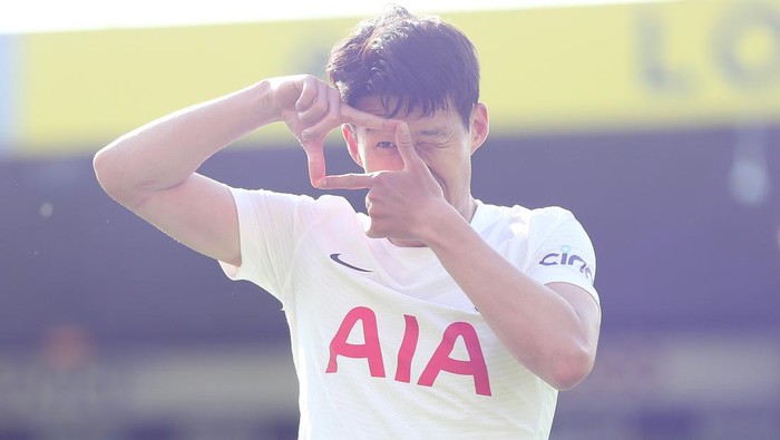 NORWICH, ENGLAND - MAY 22: Heung-Min Son of Tottenham Hotspur celebrates after scoring his sides fifth goal during the Premier League match between Norwich City and Tottenham Hotspur at Carrow Road on May 22, 2022 in Norwich, England. (Photo by Tottenham Hotspur FC/Tottenham Hotspur FC via Getty Images)