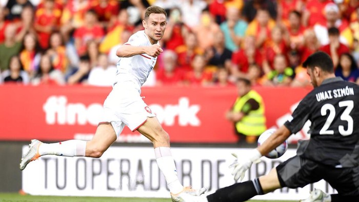 Spanyol Puncaki Grup Usai Tumbangkan Ceko 2-0 Spain's Gavi vies for the ball with Czech Republic's Vaclav Jemelka, right, during the UEFA Nations League soccer match between Spain and the Czech Republic, at La Rosaleda Stadium in Malaga, Spain, Sunday, June 12, 2022. (AP Photo/Jose Breton)